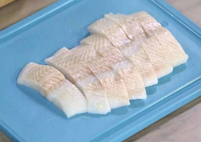 Сэндвич с рыбными пальчиками и тартаром 