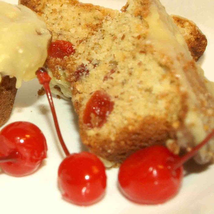 Кекс с сушеной вишней и ганашем из белого шоколада