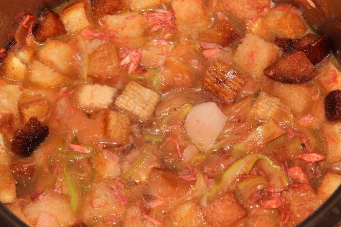 Чесночный суп с цукини и сухариками
