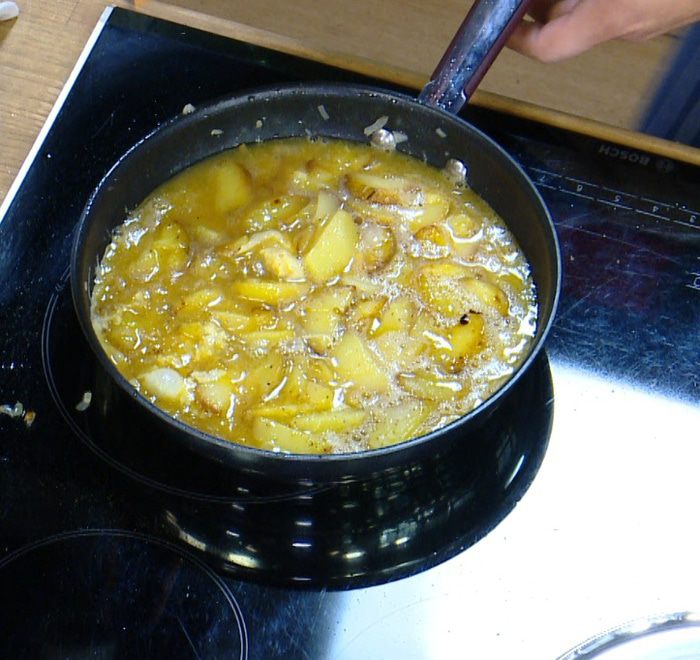 Испанский омлет с картофелем, семгой и укропом 