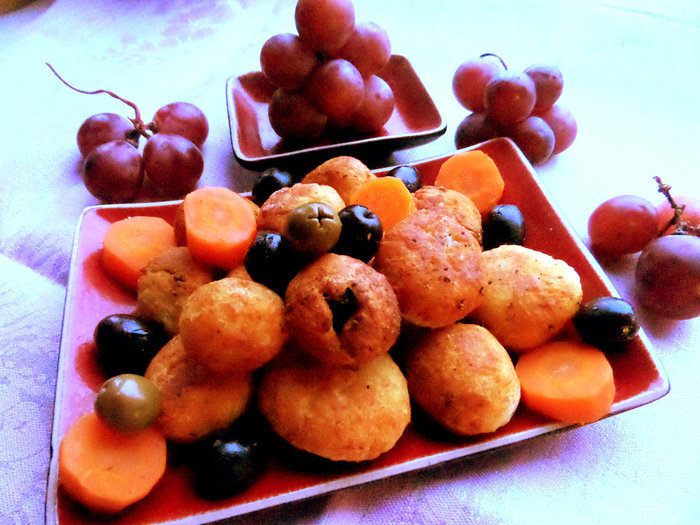 Сырные мини-пирожки с овощами и маслинами