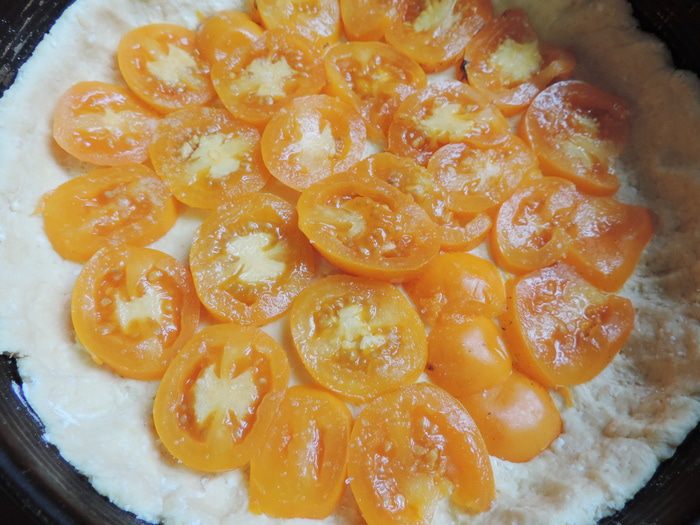 Творожный пирог с мясными шариками и овощами под сырной заливкой