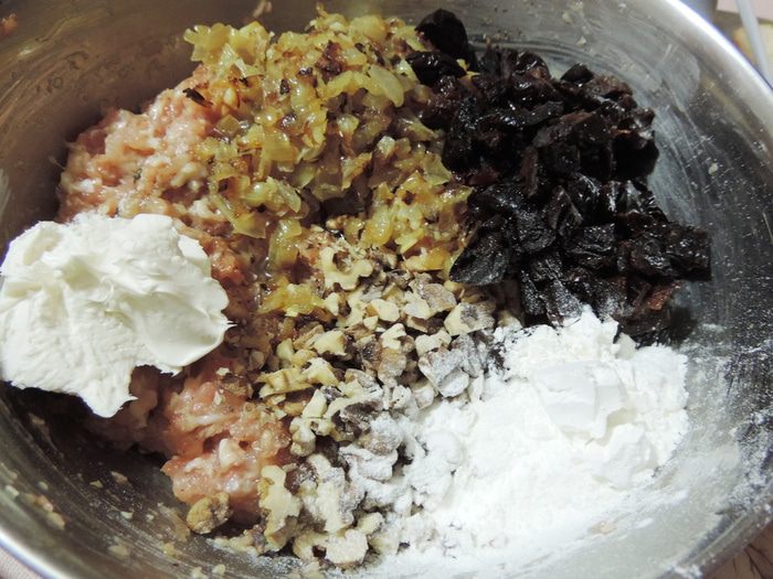Куриный хлебец с орехами и черносливом