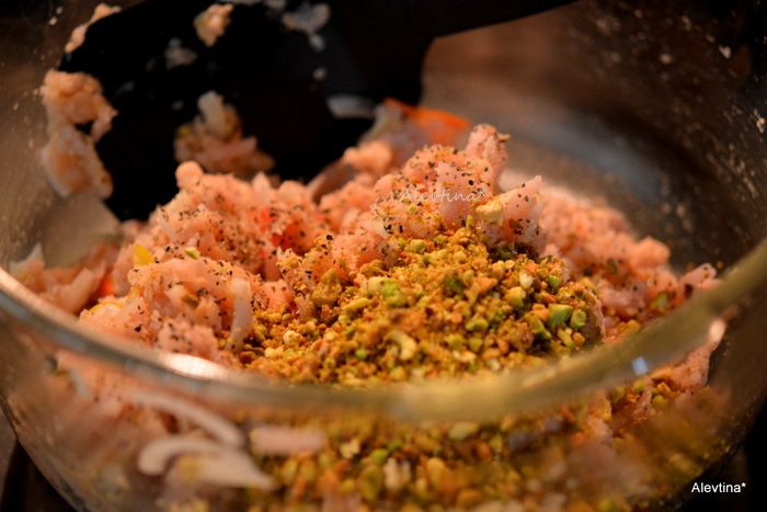 Фрикадельки с фисташками из индюшатины под апельсиновым соусом