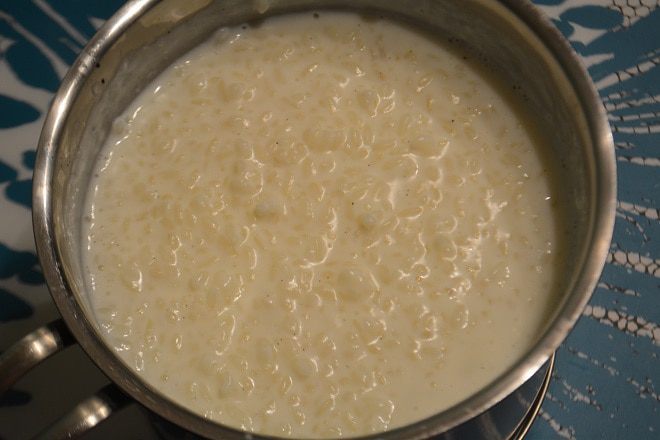 Рисовая запеканка с клубничным соусом