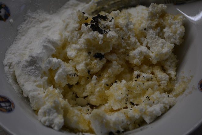 Слойки с творогом и клубникой