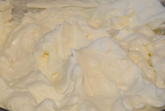 Летний торт с йогуртом и клубникой