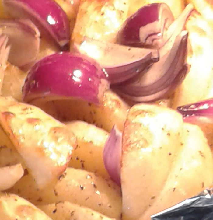 Картофель, запеченный с красным луком и фаршированными грибами