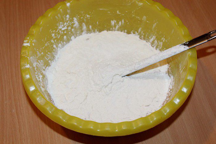 Брауни с чизкейком, взбитыми сливками и ягодой