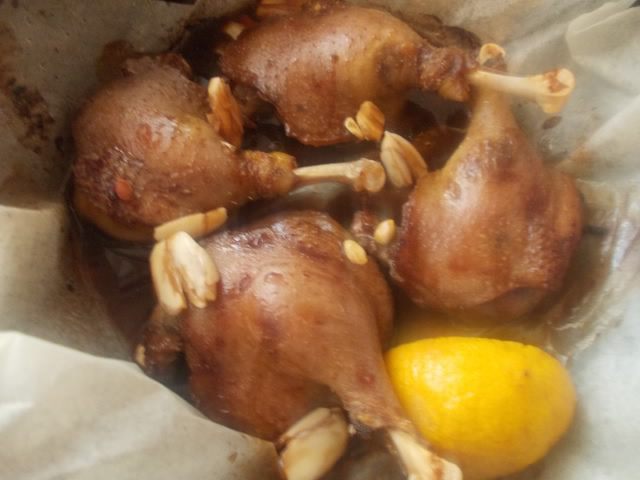 Утиные ножки, маринованные в соевом соусе с чесноком и лимоном
