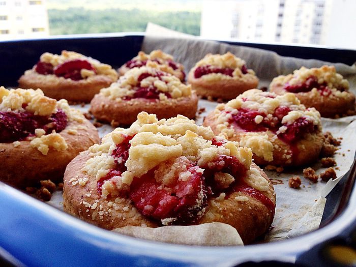 Творожные ватрушки с клубникой и штрейзелем