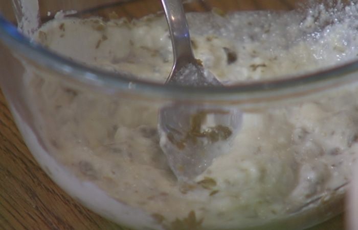 Бутерброд с белой рыбой и соусом из йогурта и каперсов 