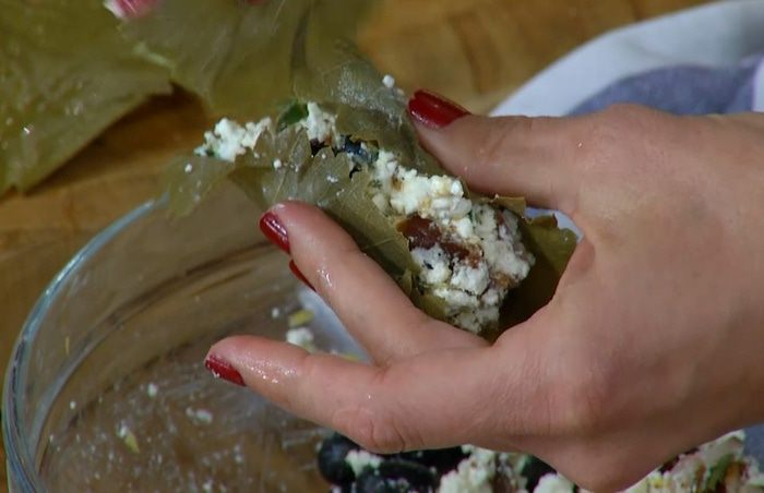 Цыплята, фаршированные творогом, грудинкой и виноградом