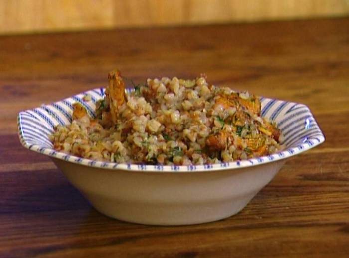 Гречка с грибами, луком и укропом