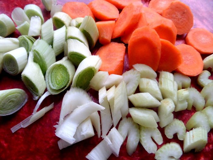 Куриные бёдра с овощами и соусом