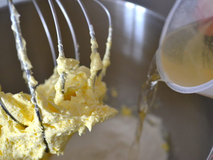 Виноградный пирог к чаю, покрытый ванильной глазурью