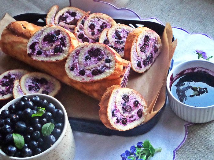 Рулет с творогом и черникой