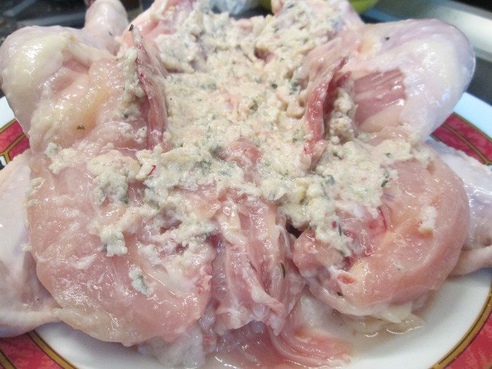 Курица с начинкой из бекона и ароматных трав