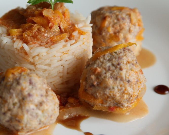 Куриные фрикадельки в томатном соусе