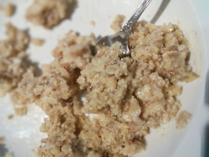 Козий сыр, запечённый под ореховой корочкой на сливовом карпаччо 