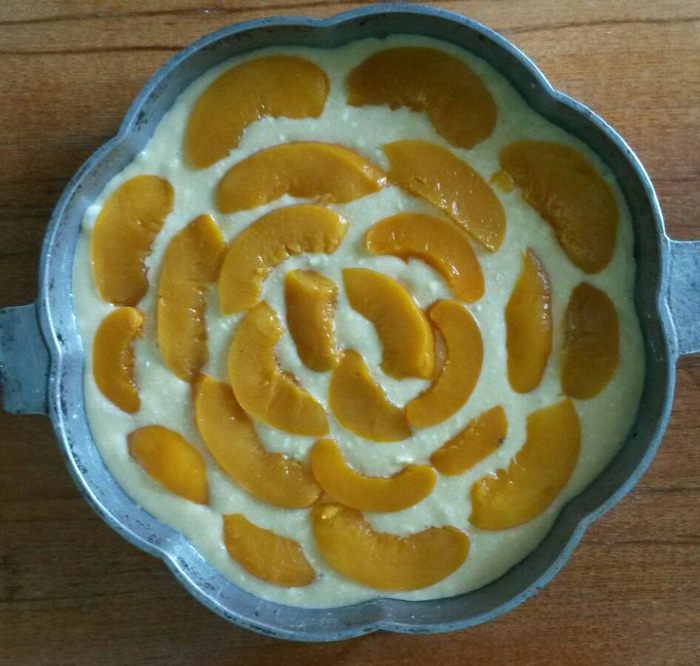 Пирог с персиками