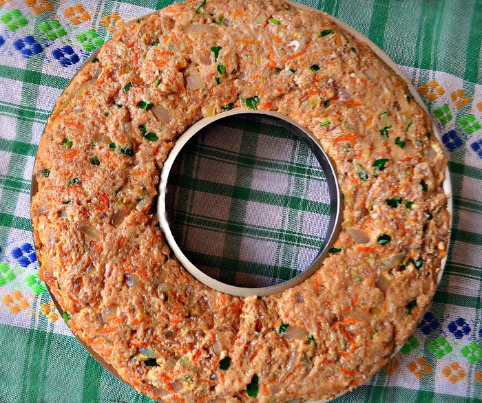 Пасхальное мясное кольцо с перепелиными яйцами по-польски
