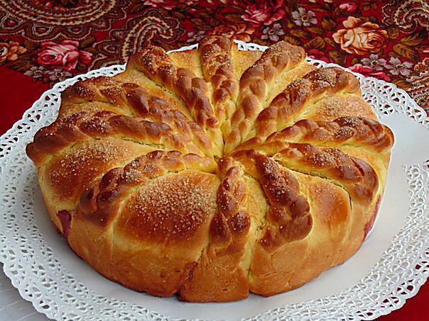 Плетенка с вишней и грецким орехом
