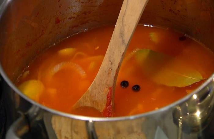 Черный рис с копченой форелью