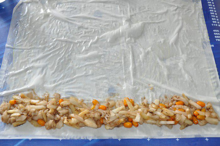 Пирог из теста фило с грушей, облепихой и карамельными яблочками