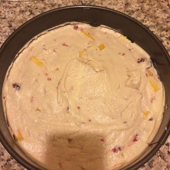 Кекс с персиками и малиной