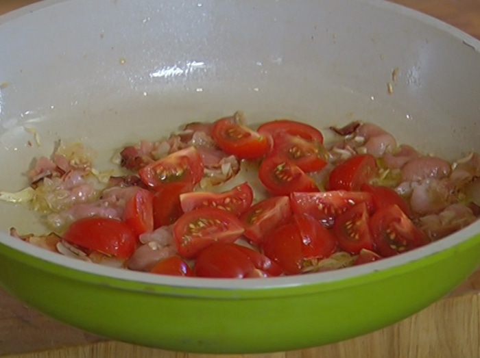 Салат из макарон с брокколи, фетой и беконом 