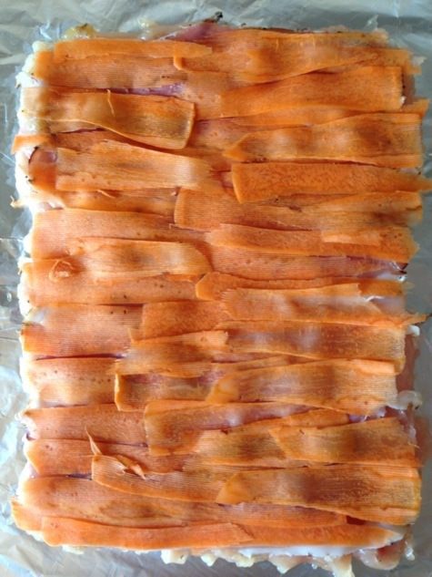 Куриный рулет с омлетом и охотничьими колбасками