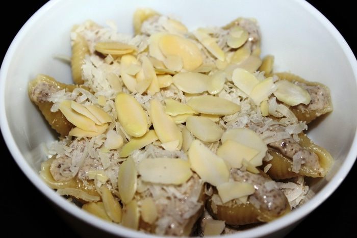 Фаршированные Конкилье Ригате под миндальными лепестками