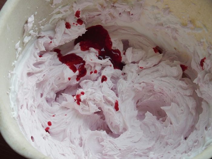 Лимонные капкейки со сливочно-малиновым кремом