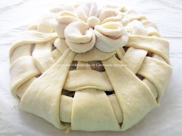 Пирог с начинкой (картошка, тунец, яйца, сыр, зелень)
