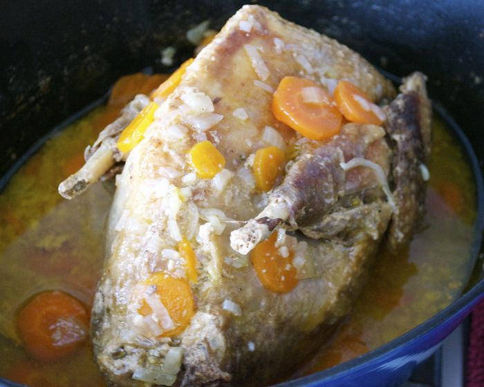 Фаршированная цесарка с капустой