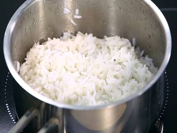 Рис с фетой, помидорами, оливками и каперсами 