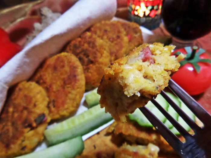 Фасолевые котлетки с колбасками