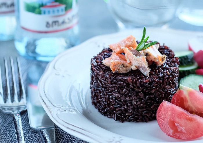 Черный рис, приготовленный в казане