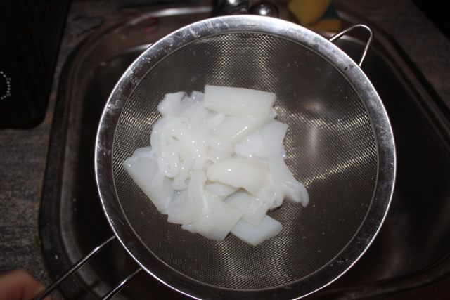 Запеченная в фольге каракатица с кабачками