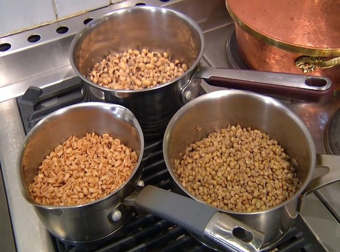 Салат с чечевицей, полбой и овощами