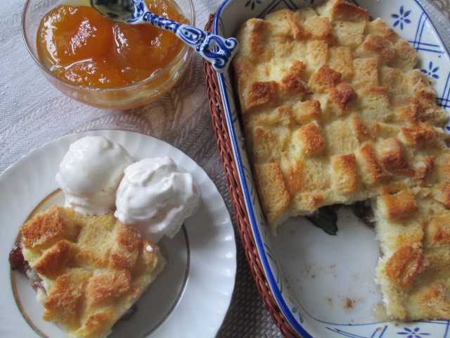 Хлебный пудинг с изюмом и корицей