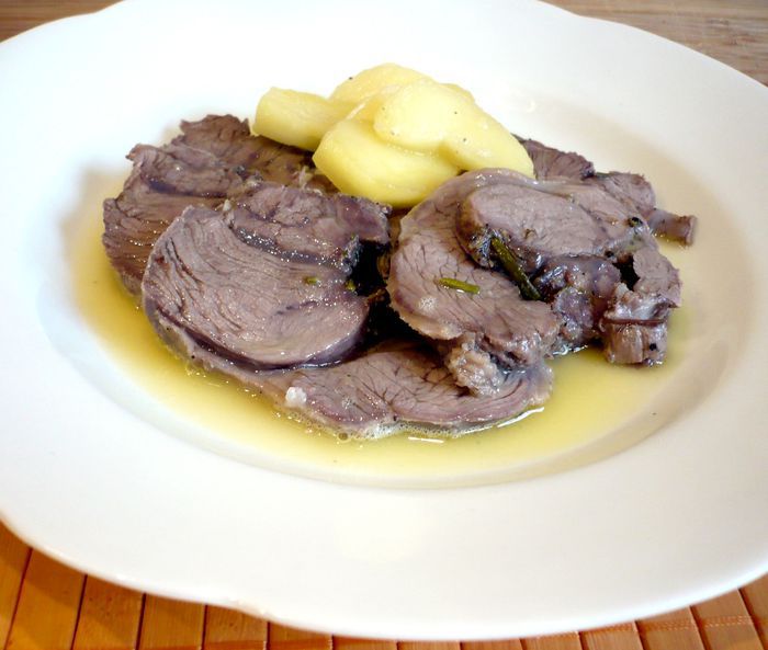 Пошированное филе ягненка под яблочно-карамельным соусом