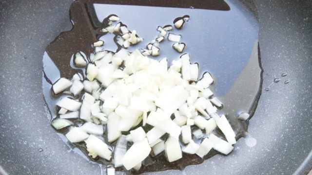 Быстрый плов с рыбой и зеленым горошком