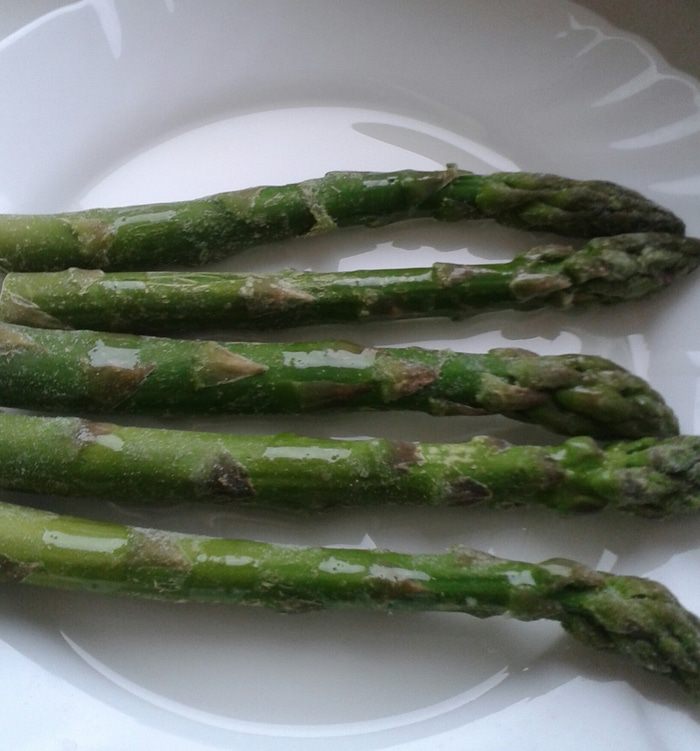 Спаржа с яйцом-пашот и соусом песто