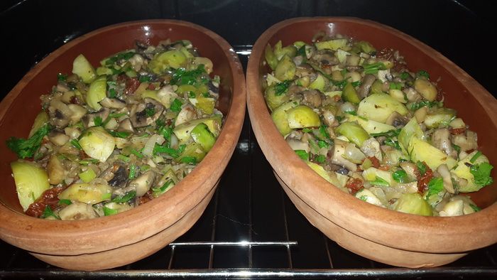 Брюссельская капуста с каштанами, грибами и вялеными томатами