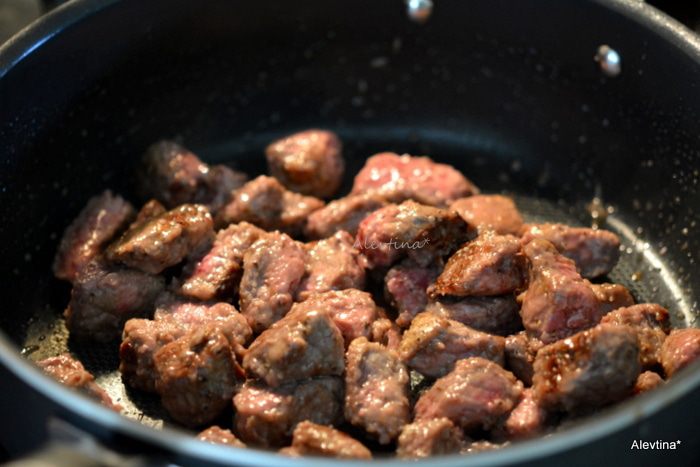 Тушеная говядина с грибами шиитаке и овощами