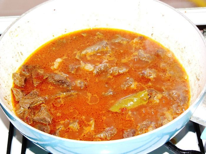 Мясо, тушеное с луком-шалотом