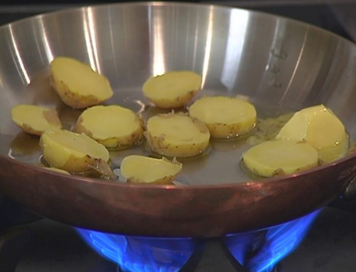 Омлет с зеленым горошком, картофелем и сыром 