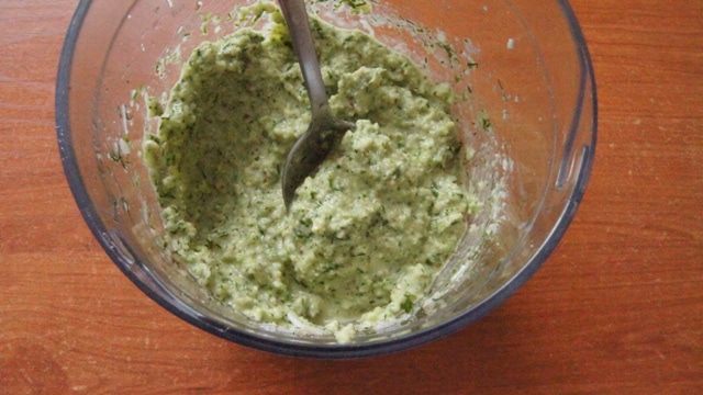 Салат с мясом, оливками и соусом песто из черемши